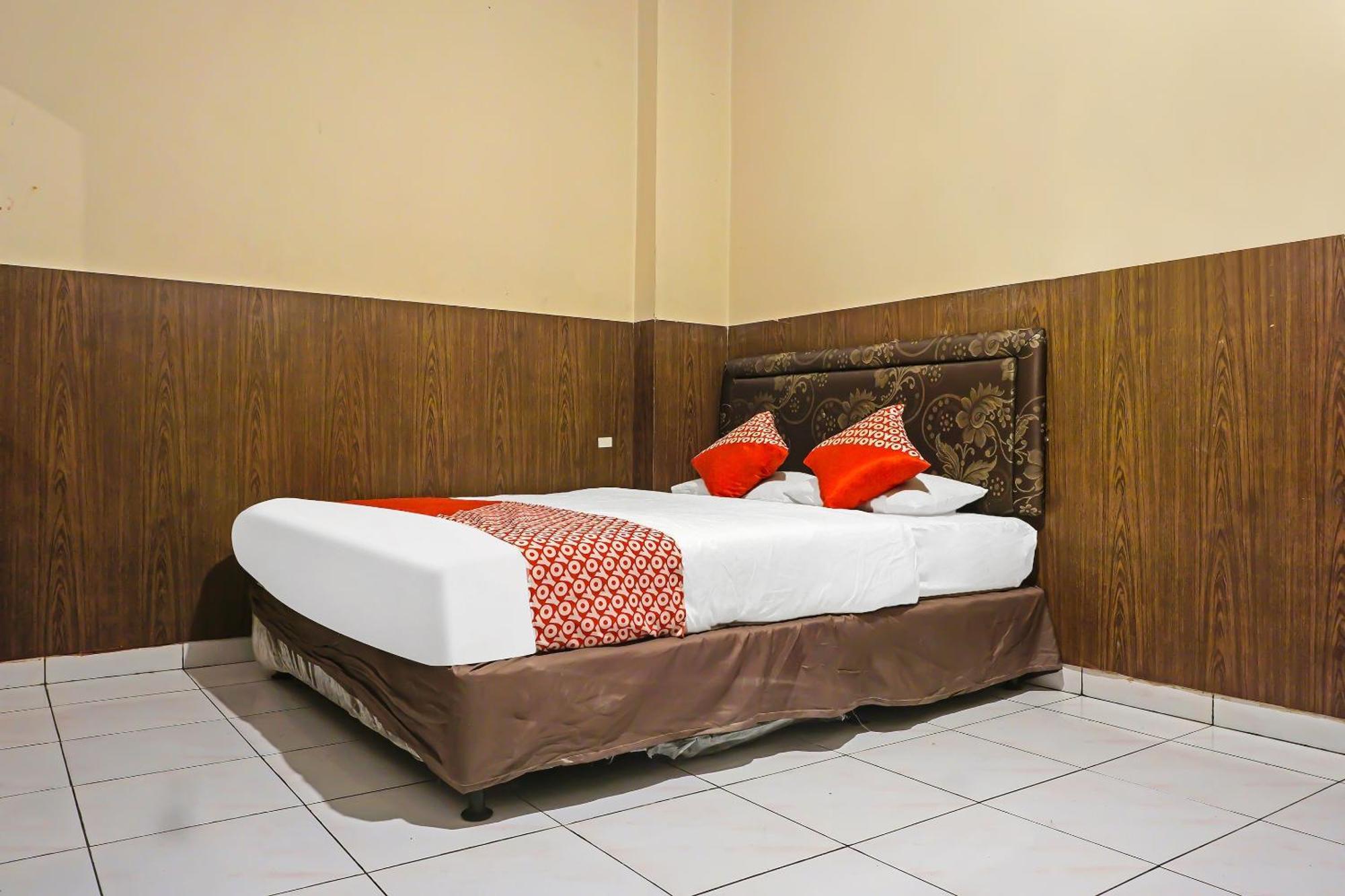 Oyo 1935 Hotel Diamond Inn Makassar Exterior photo